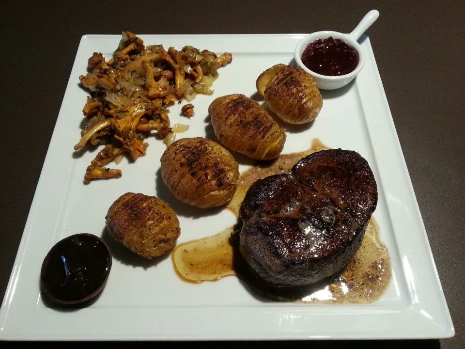 Venison steak, Cantharels, Hasselbäcks with Lingon berry compote and Ardenne Onion Confit.|Frank&Jolanda - Eteninbeeldさん