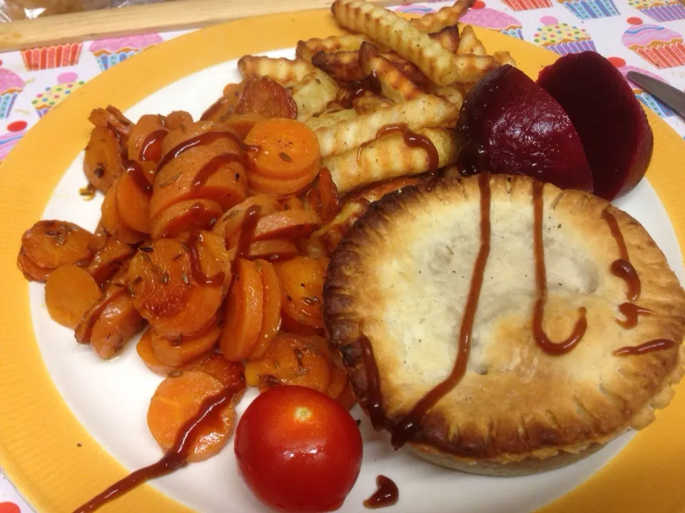 Mushroom pie, carrots, chips and beetroot|Alan (Fred) Pipesさん