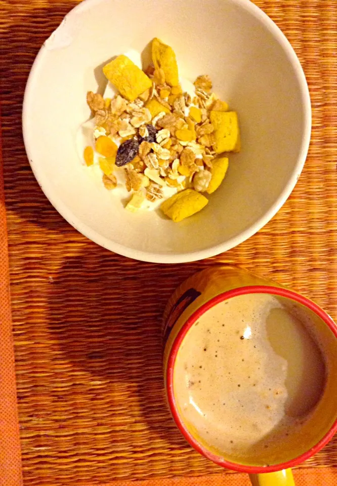 Snapdishの料理写真:Yaourt + céréales + cappuccino vanille.|Joannaさん