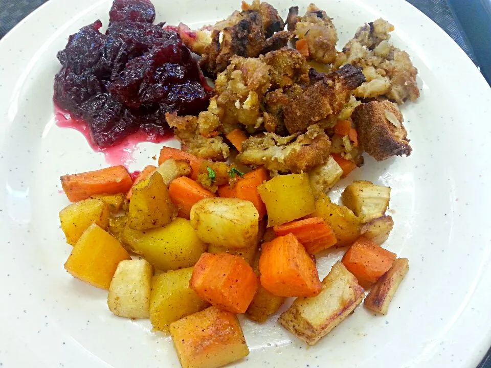 Snapdishの料理写真:Thanksgiving dinner! (veggies, stuffing, cranberry sauce)|ash tamさん