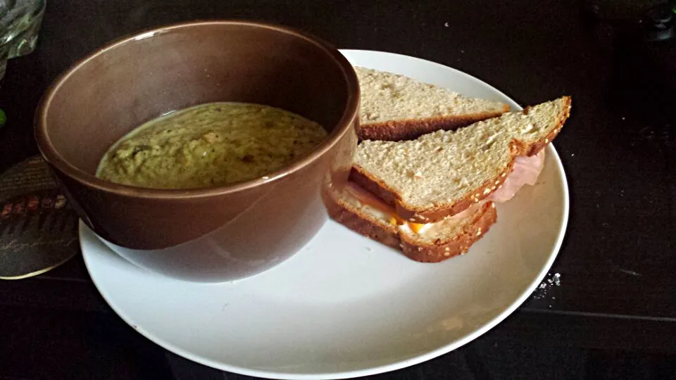 Brocolli, Cheddar, Bacon Soup.  Ham Sandwich.|Ben Dunnaさん