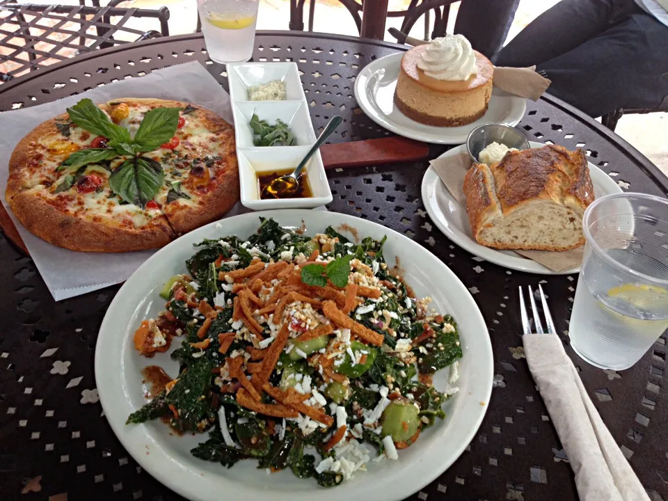 pizza, kale salad, pumpukin cheese cake and spanish late|ayakin skywalkerさん