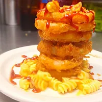 The Texas Tower of YEAHHHH!

-BACON 4 CHEESE MAC N CHEESE W/ a Tower of Beer Battered Onion Rings|Ben Dunnaさん