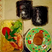 今日のお父さんのお弁当(^.^)

こじんまり、だけど、隠れたスタミナ弁当よ。

おむすびは、五穀米、友人から頂いた、生姜煮付け←小皿
を、刻んで,IN
パリッとした、のりで包んだの

でも、食べる頃に、シナシナかねぇ？

思うにコンビニのおむすびは、すぐれもの。

そこは、Loveで、カバーする？

タッパのなかは、|のんこさん