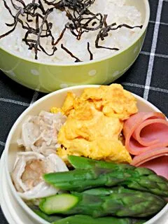 お弁当（塩昆布乗せご飯、炒り卵、ハム、焼売、アスパラ）|すーさん