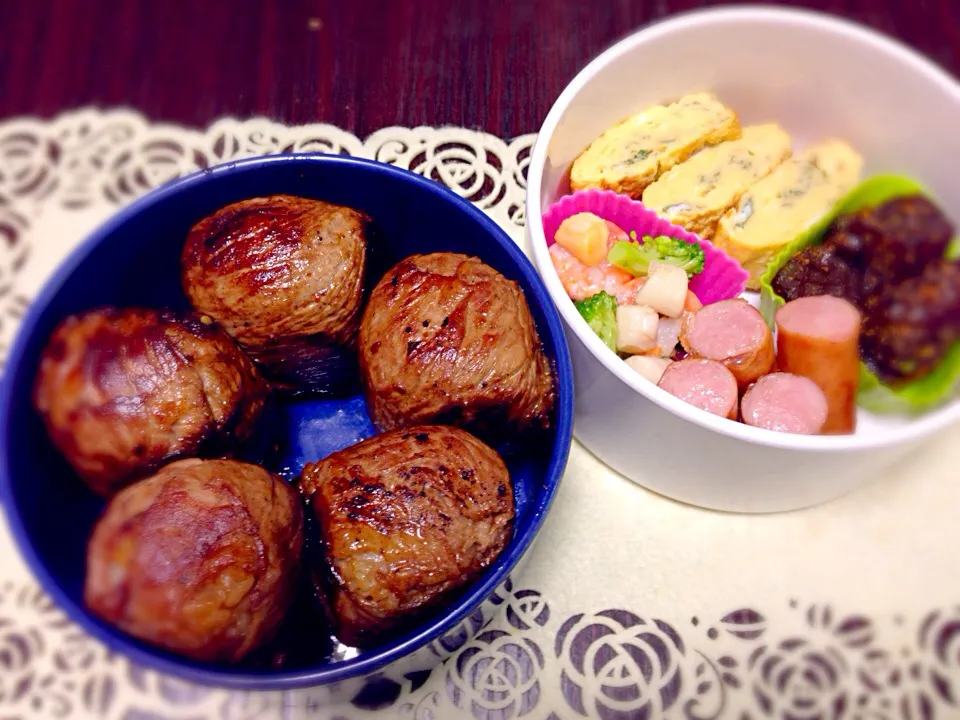 Snapdishの料理写真:肉巻きおにぎり弁当☻|かおりさん