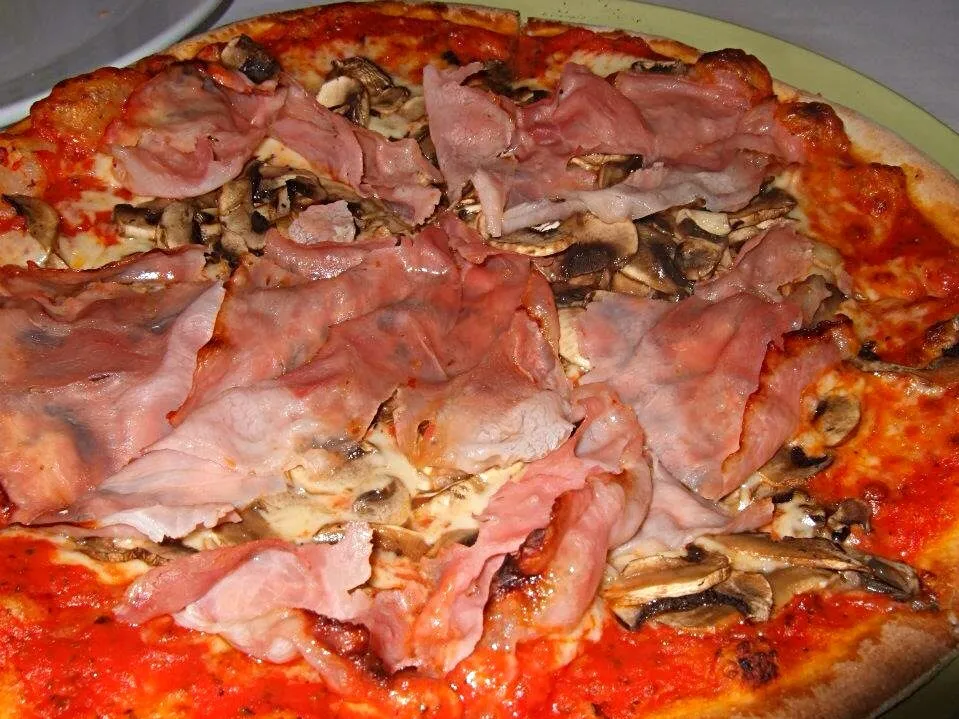 Snapdishの料理写真:Pattaya - Ham & Mushroom Pizza|Yvonne Limさん