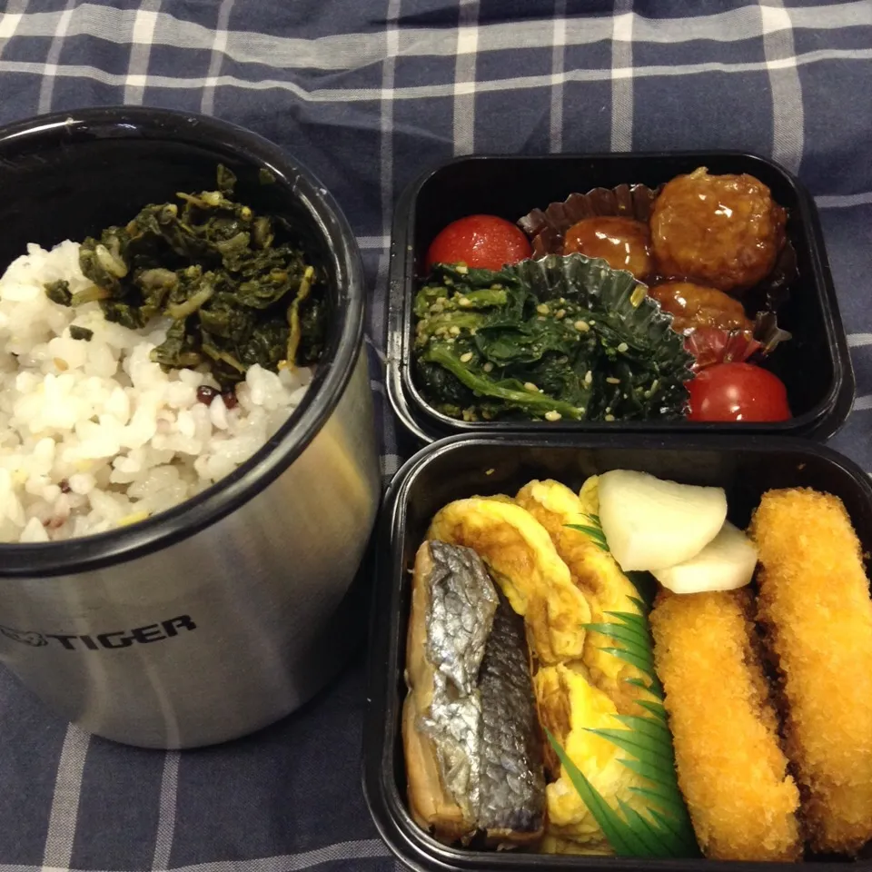 Snapdishの料理写真:弁当（鮭塩焼き、玉子焼き、海老寄せフライ、大根酢漬け、肉団子、ほうれん草胡麻和え、プチトマト、木胡椒佃煮）|SasaMasa213さん