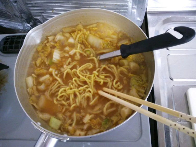 朝食の汁物。味噌ちゃんこラーメンと塩ラーメン。|しょうちゃんさん