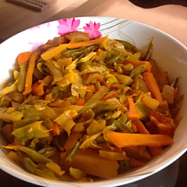 今日のフィリピン昼飯：野菜炒め的なもの。黄色っぽいけど、カレーには非ず。ビミョーな味付け(；´∀｀)|Kenny Hiraiさん