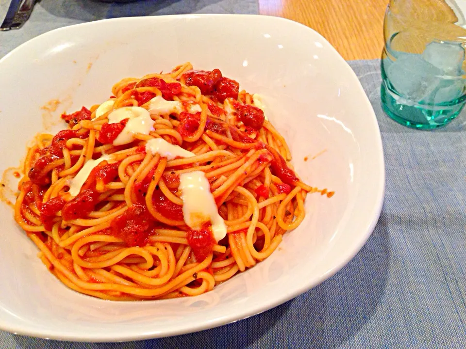 Snapdishの料理写真:【昼ごはん】チーズ入りトマトソースパスタ|piton810さん