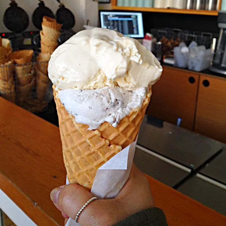 molly moon's ice cream (321 Galer St, Seattle) earl grey & vegan coconut chunky|Cloudy Gさん