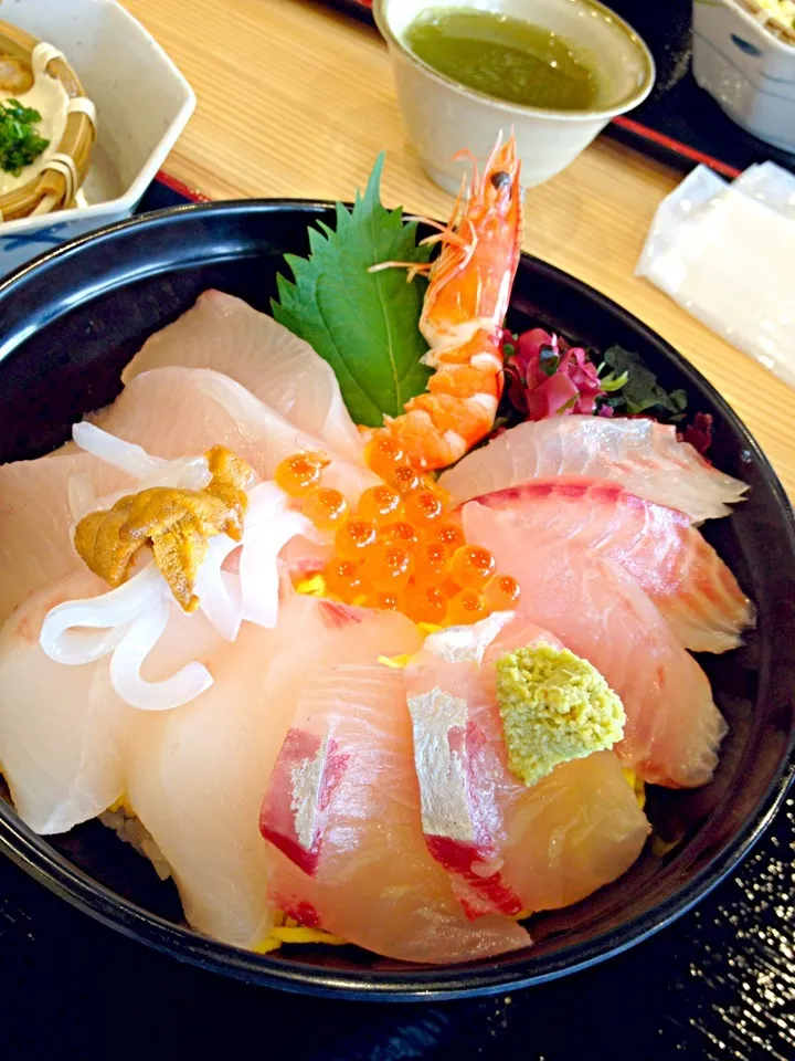 山口の角島に行った時に食べた海鮮丼♪コリコリぷりぷりで最高に美味でした(*´・ω・)|いちはしさん