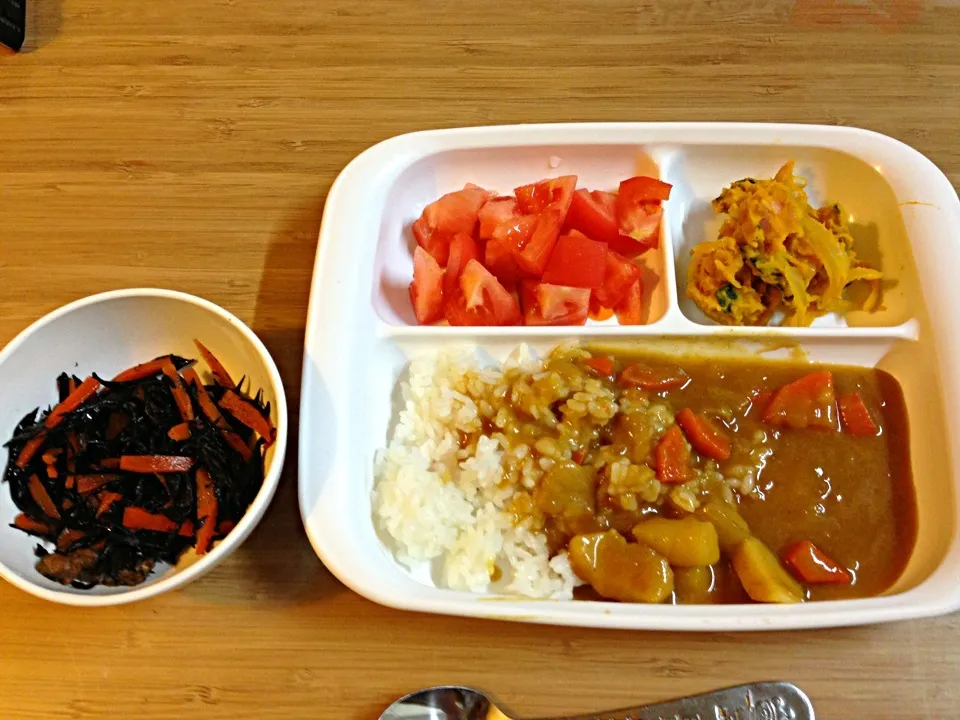 ［子供ごはん］カレー、かぼちゃサラダ、トマト、ひじきの煮物|yukoさん