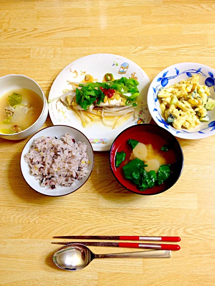 さわらの梅蒸し カリフラワーと卵のサラダ 白菜とあさりのスープ煮 ほうれん草の味噌汁 十八穀米|まいまいまーやさん