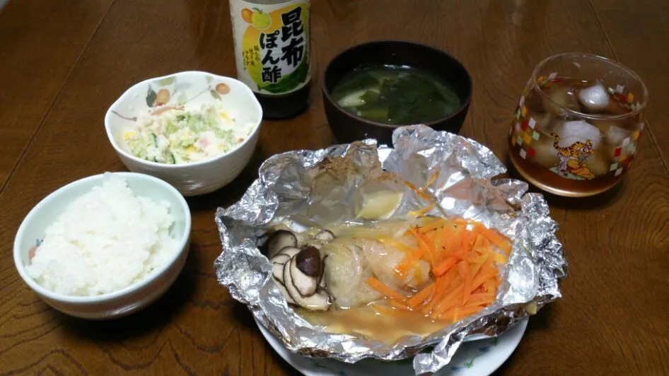 Snapdishの料理写真:たらのホイル焼き＆ポテトサラダ＆ワカメの味噌汁|えっちゃんさん