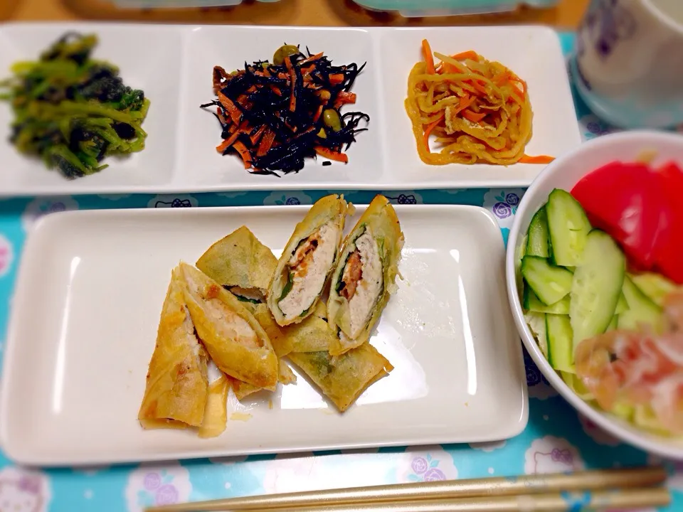 鶏胸肉の梅肉挟み揚げ、ひじき煮、切り干し大根、ほうれん草の胡麻和え、サラダ|きよちゃんさん