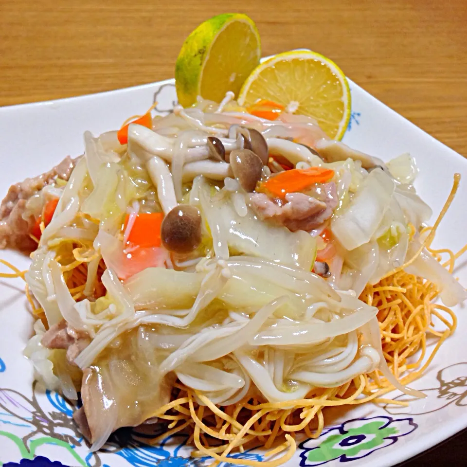 【今夜のウチご飯】皿うどんとキャベツの三杯酢和え。皿うどんには，たっぷりの黒酢と，へべすをかけて，長崎・鹿児島・宮崎のコラボ的な🎶うまうま〜。|takuya KAWANOさん