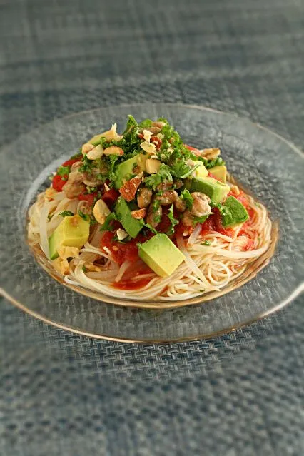 Snapdishの料理写真:アボカドナッツトマトだれそうめん（発酵美顔レシピ）|料理研究家 五十嵐夫妻さん