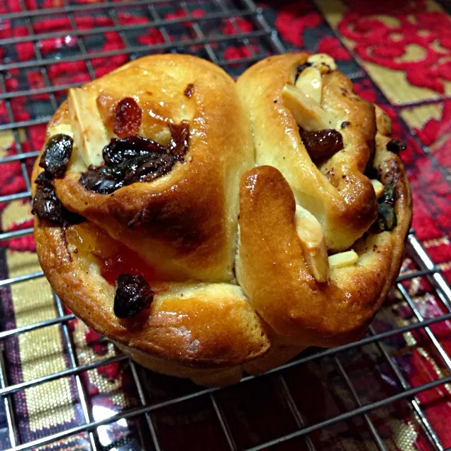 Cinnamon, almond and mixed fruit bun|Mummy Masayuさん