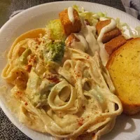 blackened chicken Alfredo w/broccoli and garlic bread with salad|keeda booさん