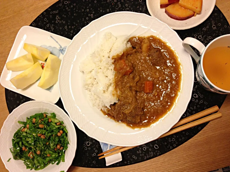 カレーライス、小松菜と納豆サラダ、さつまいもの野菜ジュース煮、オニオンスープ、りんご|miiさん