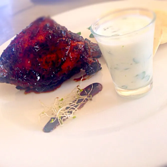 Snapdishの料理写真:Pollo caramelizado al estilo oriental con tzatziki y pan árabe|Resto Bar Momentosさん