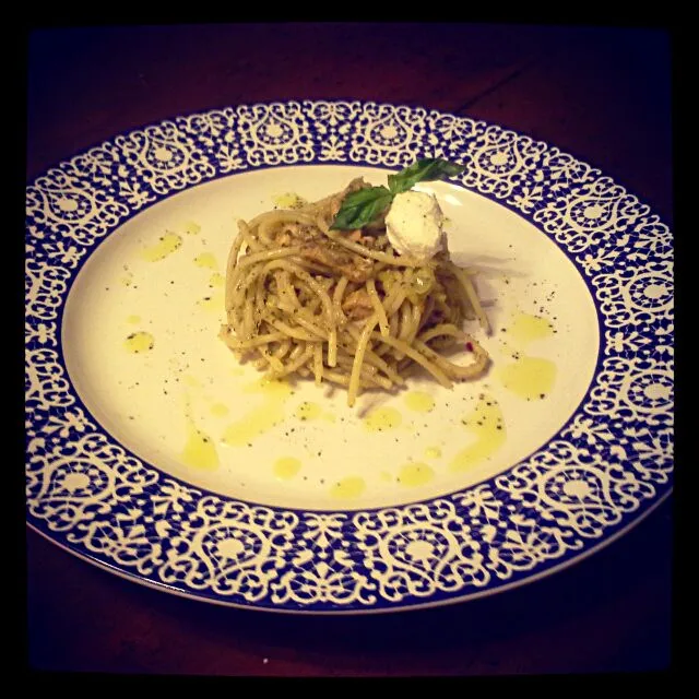 Gluten free pasta with zucchini and yellow squash "noodles", grilled chicken, goat cheese, and basil pesto sauce.|Austin Greenさん