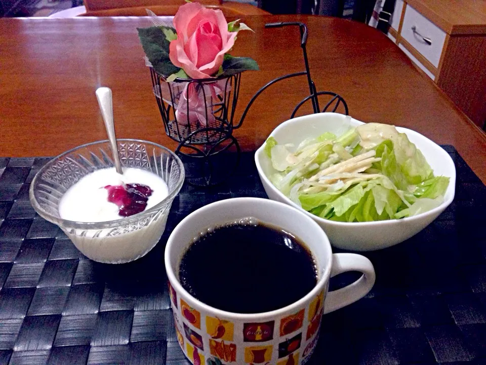 Snapdishの料理写真:サラダ＆ベリーヨーグルト☕️🍇|マニラ男さん