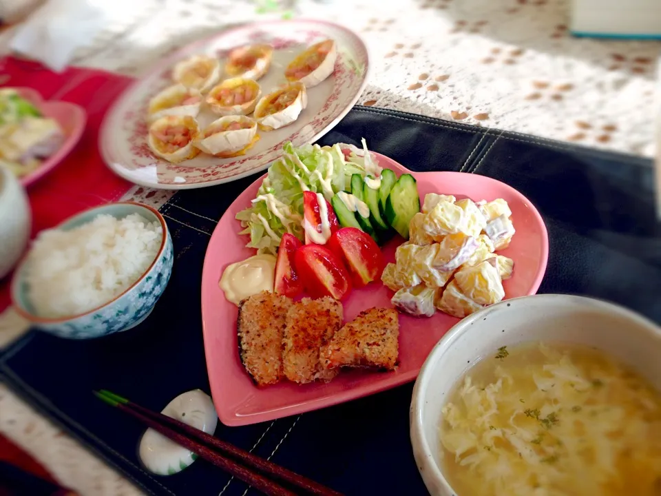 鮭のパン粉焼き＆付け合わせサラダ＆サツマイモのマヨサラダ＆餃子の皮の簡単キッシュ＆卵スープ＆ご飯|sho...✡*゜さん