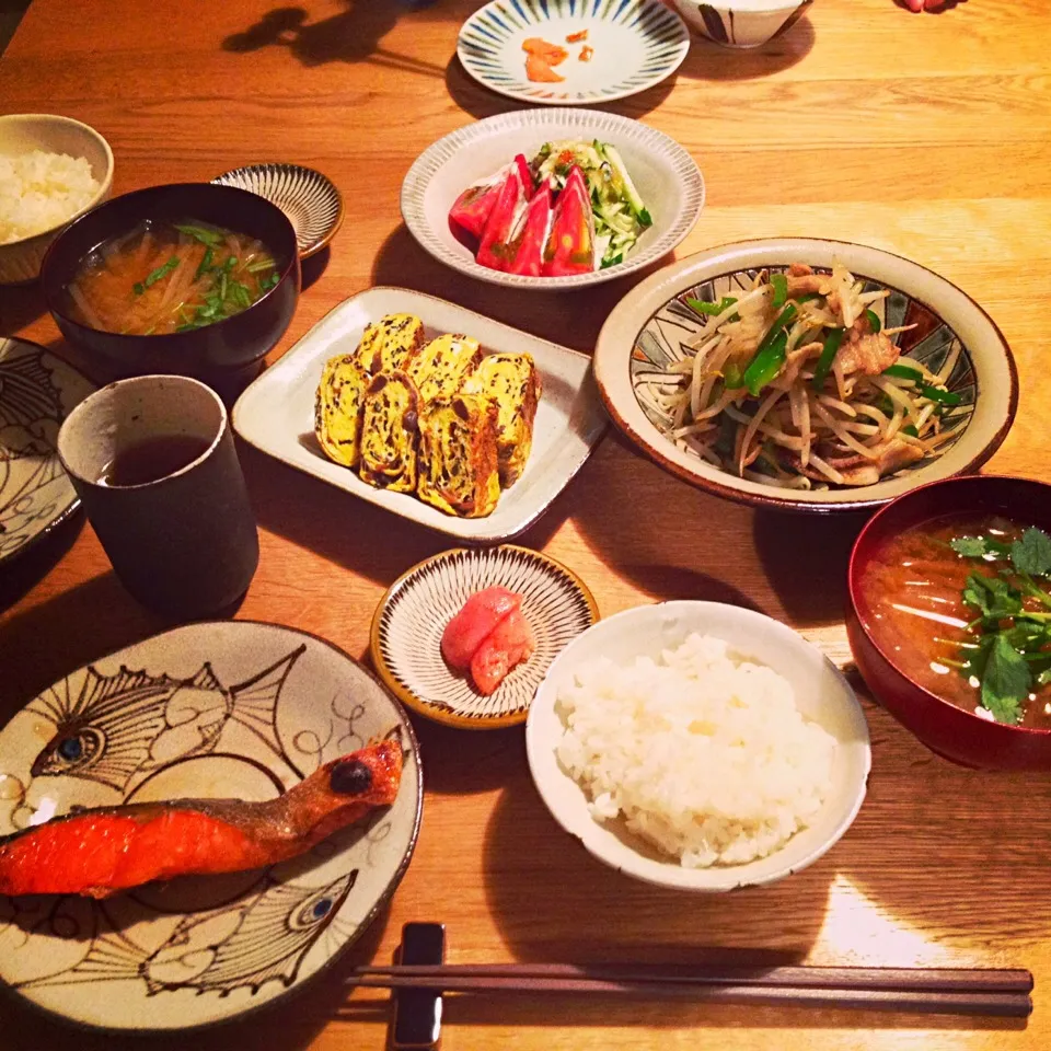 ✳︎紅鮭✳︎豚バラとピーマンもやしの炒め物✳︎蒟蒻ひじき入り卵焼き✳︎キュウリとトマトのサラダ✳︎大根のお味噌汁✳︎明太子|cocoさん