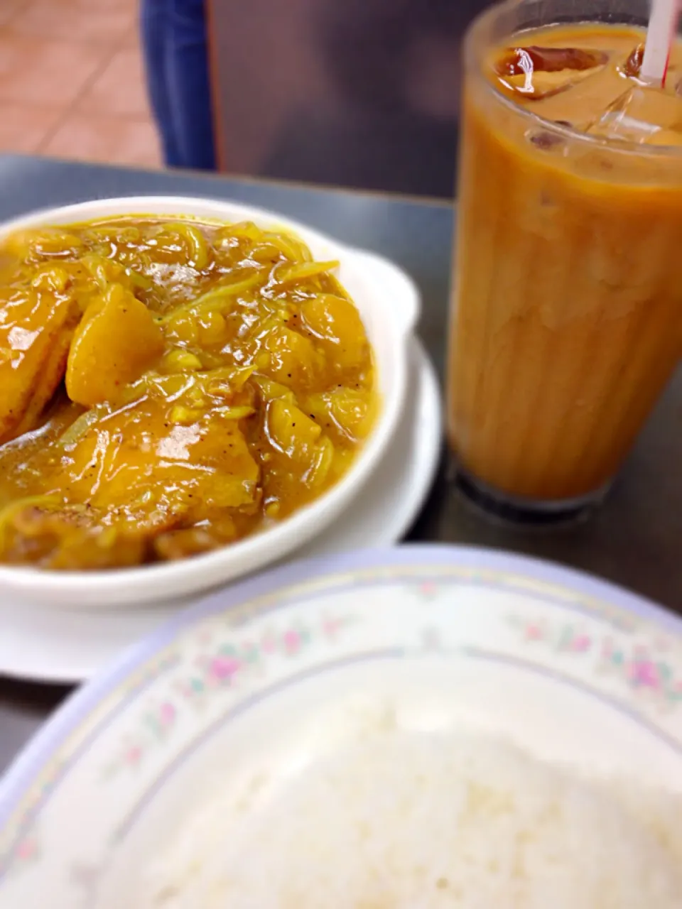 Chicken n potato curry with rice and chilled milk tea|Mak Toniさん