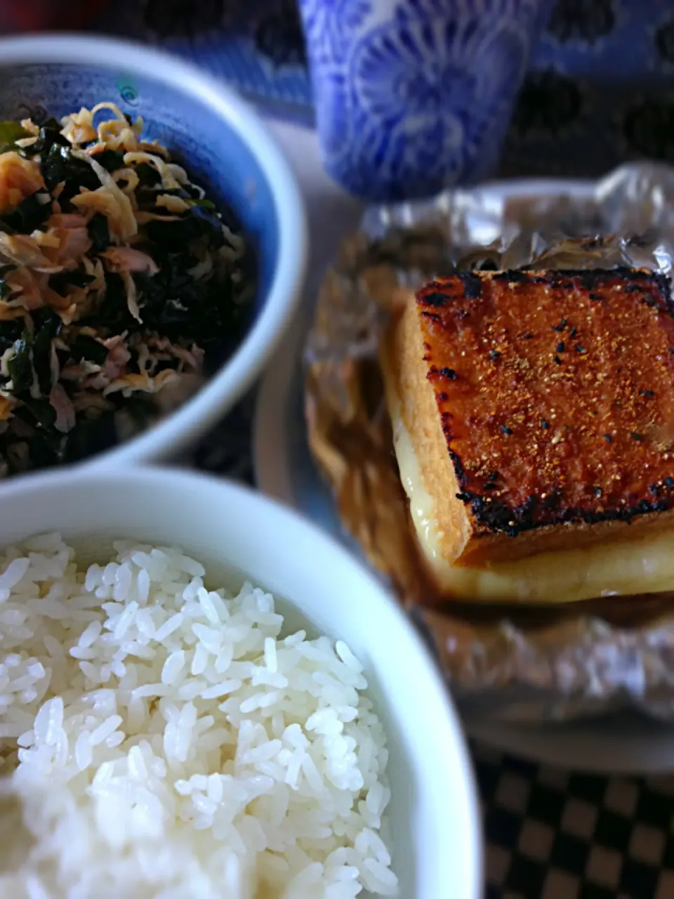 絹揚げの味噌チーズ焼き、ツナとワカメと切り干し大根のポン酢あえ、白ご飯|カザラさん