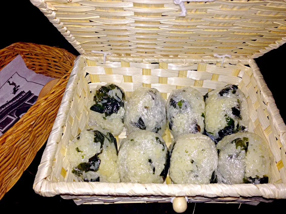 Snapdishの料理写真:息子の習い事用懐かし給食ワカメご飯のおにぎり🍙|えりんぎさん