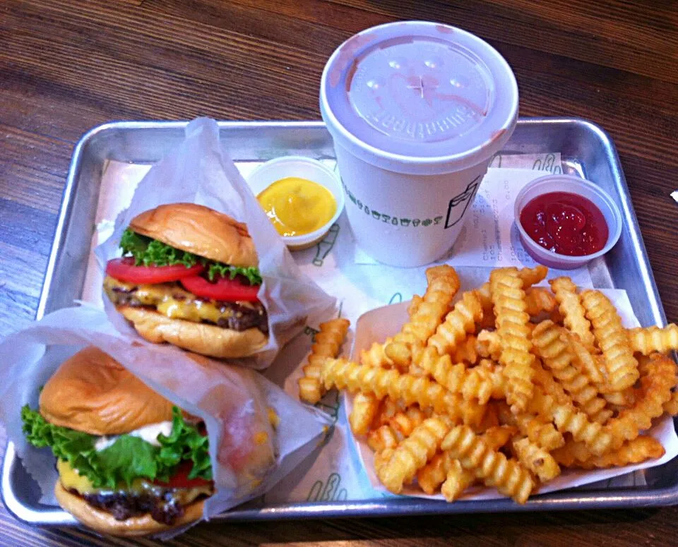 Snapdishの料理写真:Shakeshake buger in NewYork.
Burgers and chocolate shake♥|CJYさん