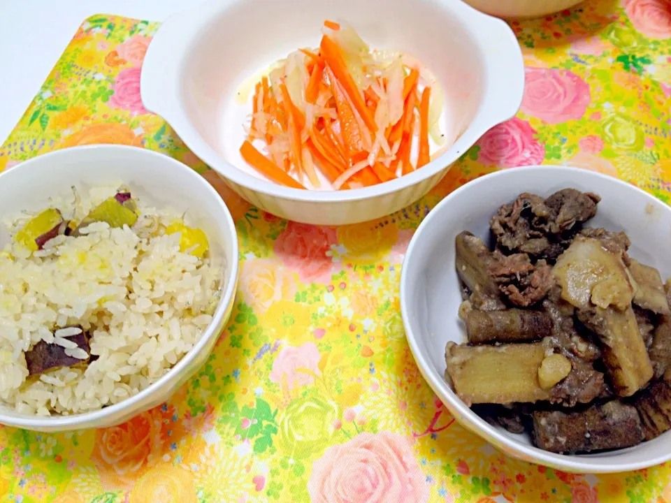 さつまいもとシラスの炊き込みご飯・里芋とごぼうと牛肉の炒め煮・にんじん玉ねぎサラダ|ゆきそこさん