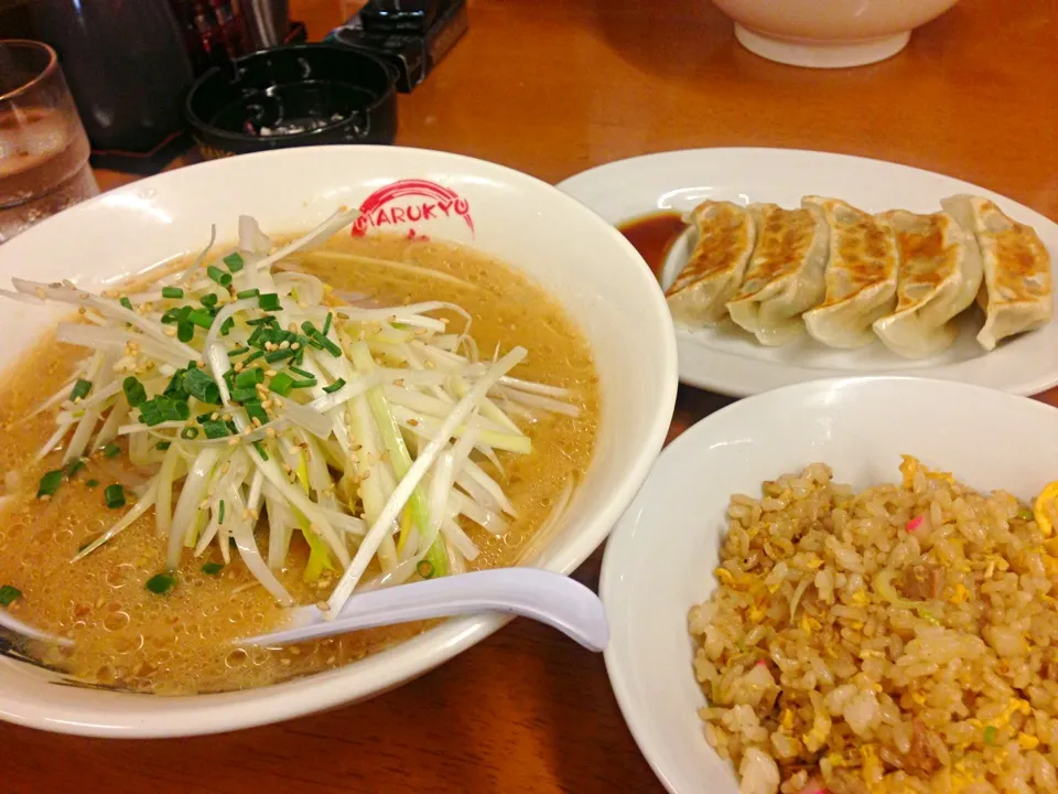 白味噌ネギラーメン ＆ まる久セット( 餃子5個、半チャーハン)|hiroさん