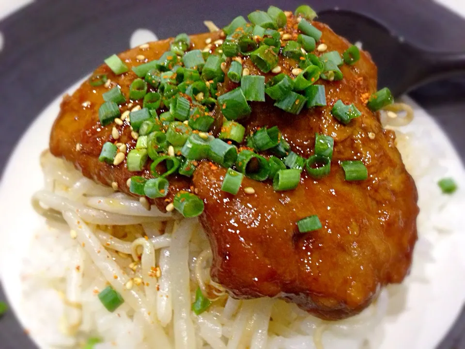 豚丼〜🐷塩ダレで和えたもやしを敷いちゃって〜💓😊|みほままこさん