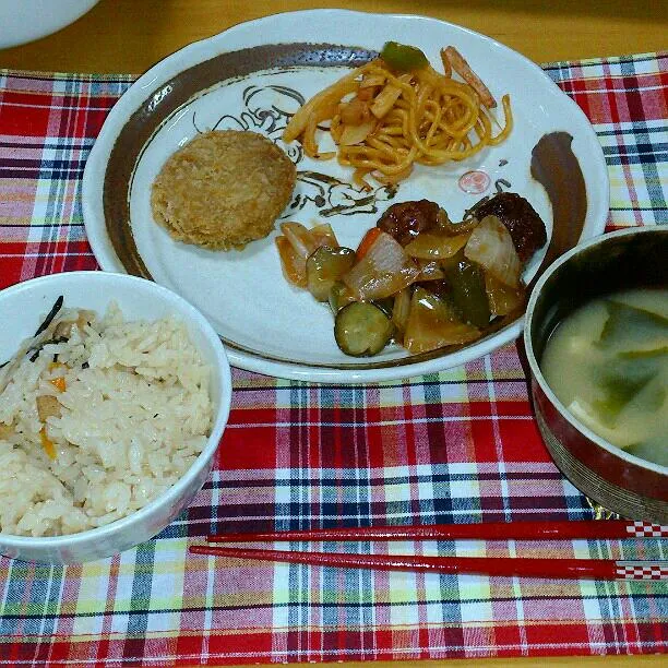 今日の夕食
♪炊き込みご飯
♪メンチカツ
♪肉団子の甘酢炒め
♪スパゲッティ
♪味噌汁|ふみぃさん