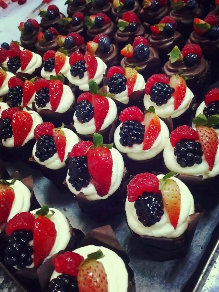 Snapdishの料理写真:White n Dark chocolate cupcake with mixed berries|Prae~*さん