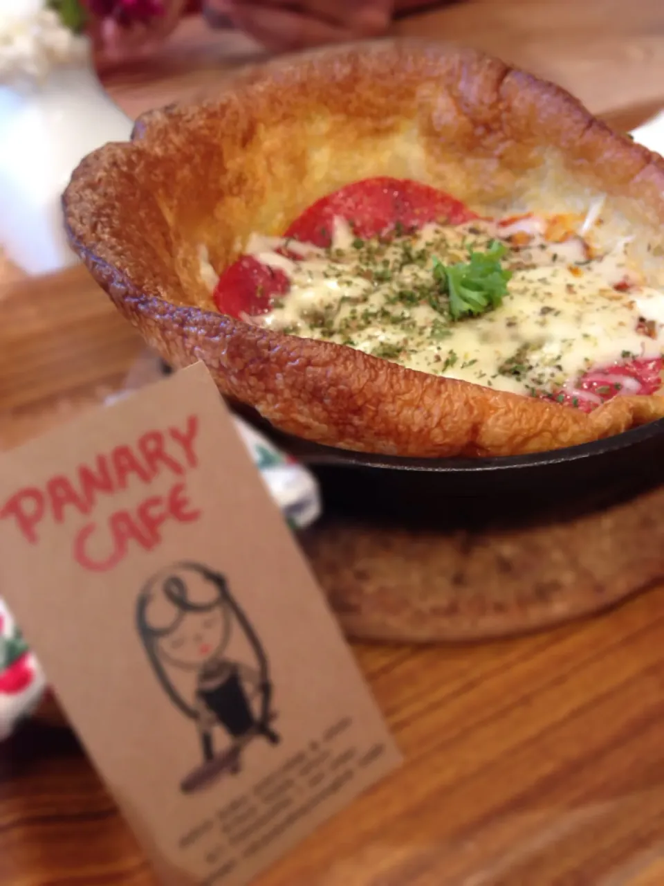 dutch Baby Pizza : salami pizza top with mixed cheeses|didi kullawadeeさん