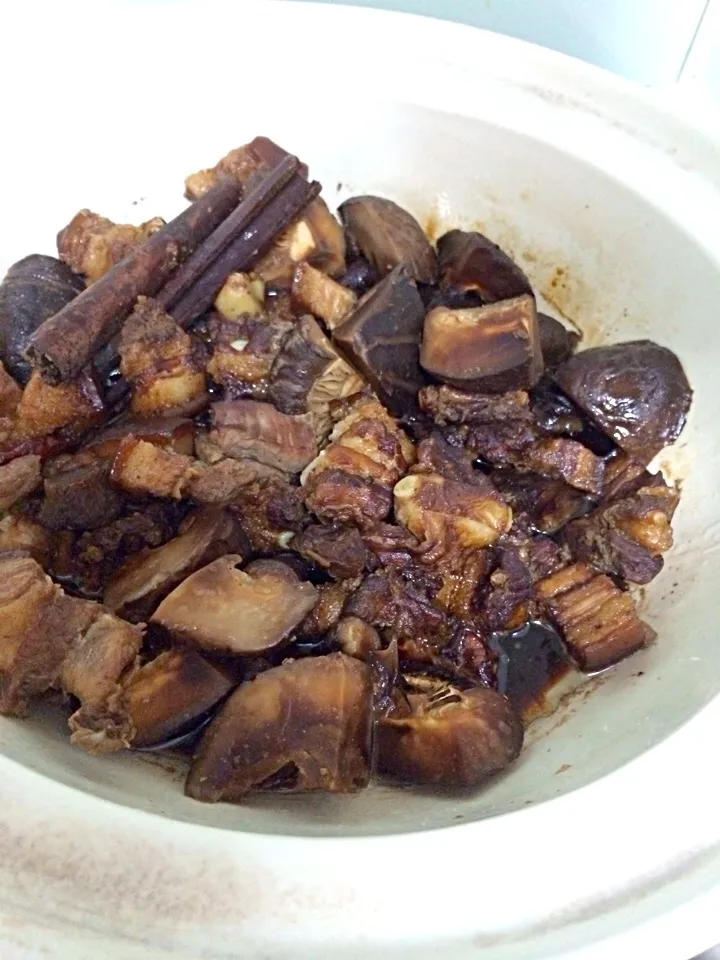 Braised pork belly with mushrooms. Eggs to come|Ong Sor Fernさん