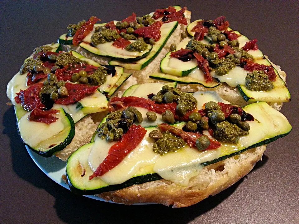 Pide with grilled zucchini, molten gruyère, sundried tomatoes, capers and pesto genovese|Frank&Jolanda - Eteninbeeldさん