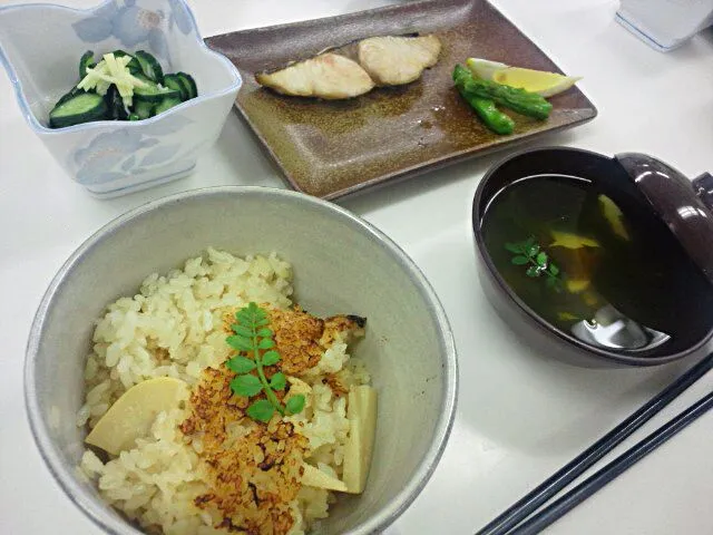 筍ご飯  鰆の塩焼き  胡瓜の酢の物  清汁|kanさん