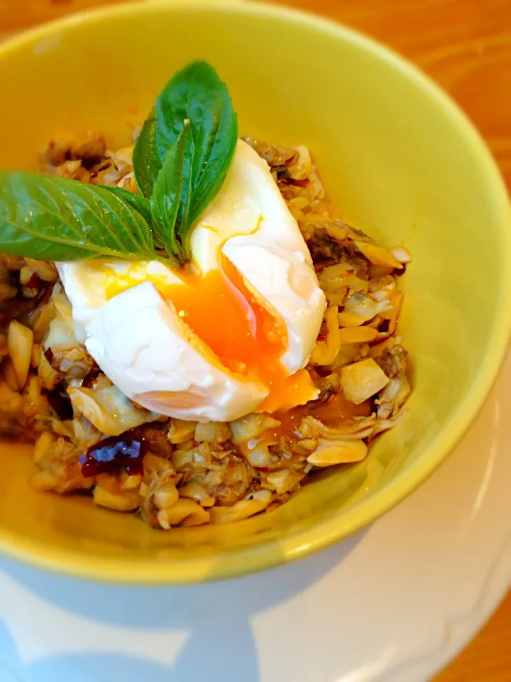 Spicy clams fried rice on top with poached egg|PhUnGさん