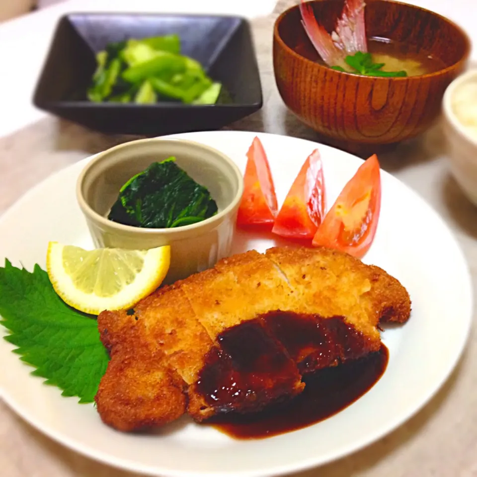 豚ロースカツ 鯛のあら汁 ほうれん草のお浸し 冷やしトマト 野沢菜漬け|Fumiyoさん