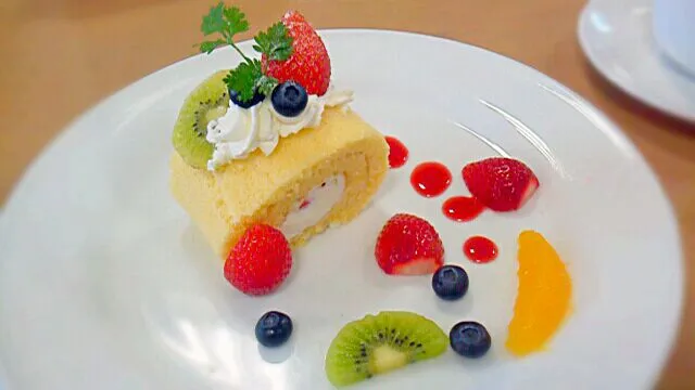 苺のロールケーキ|しろくまさん