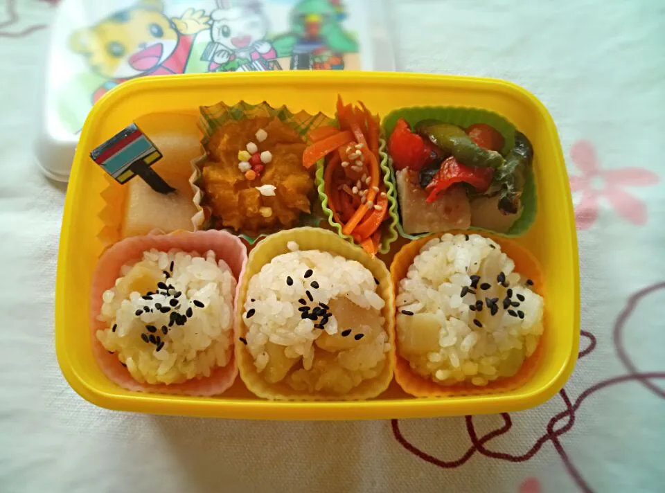 Snapdishの料理写真:さつま芋ご飯おにぎり弁当|もみさん