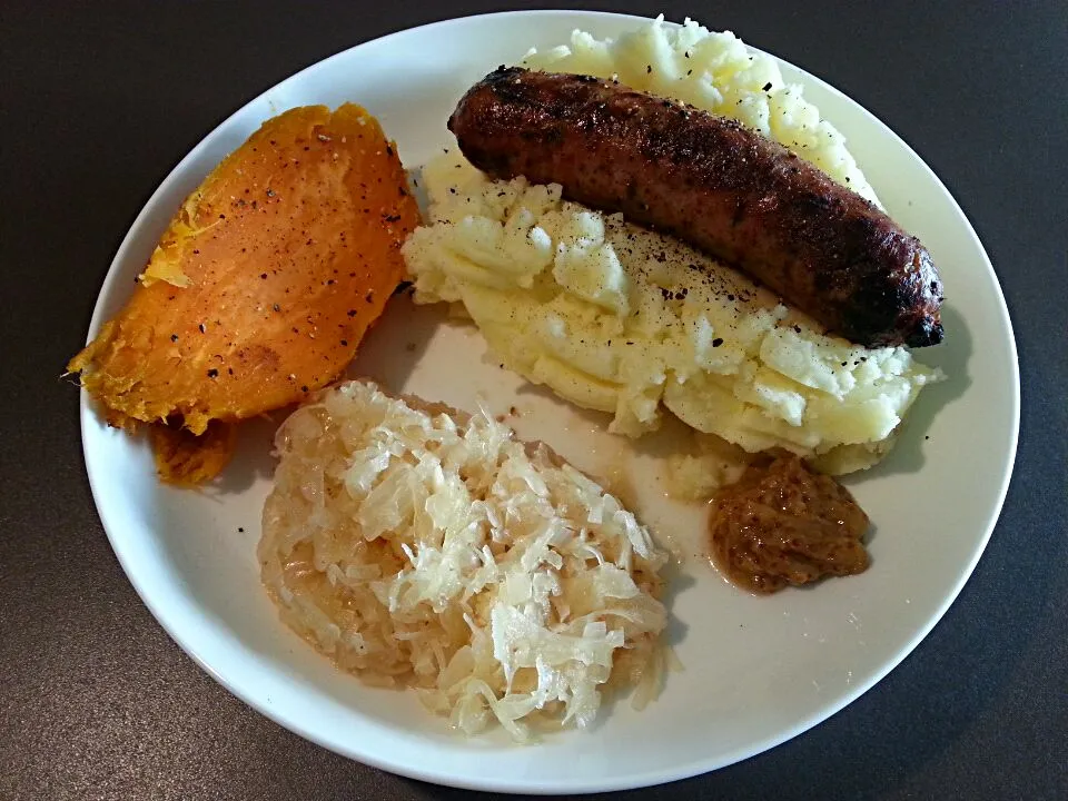 Our homemade wildschweinwurst with sweet potato from the BBQ, mashed potatoes and sauerkraut|Frank&Jolanda - Eteninbeeldさん