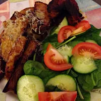 Marmite potato wedges and salad !! Can't wait x|caroline lightenさん